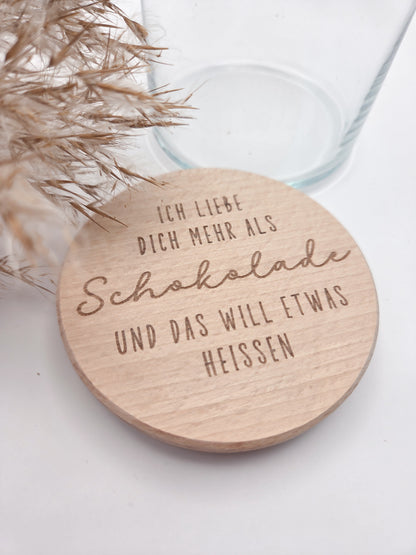 geschenkglas holzdeckel, geschenk valentinstag, romantisches geschenk, geschenk für partner, geschenk für freundin, geschenk für freund, liebevolles geschenk mit spruch, graviertes glas, schokoladen geschenk glas, jahrestag geschenk idee, nachhaltiges geschenk, dekoratives glas, scandi geschenk, geschenk für herzensmenschen, personalisierte geschenkidee ohne süßigkeiten