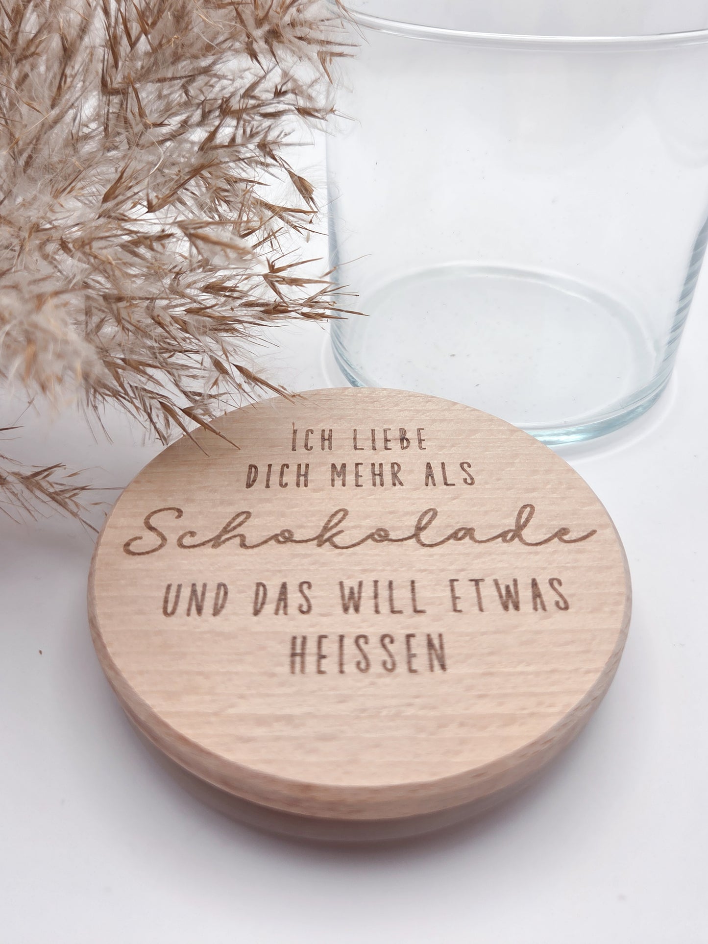 geschenkglas holzdeckel, geschenk valentinstag, romantisches geschenk, geschenk für partner, geschenk für freundin, geschenk für freund, liebevolles geschenk mit spruch, graviertes glas, schokoladen geschenk glas, jahrestag geschenk idee, nachhaltiges geschenk, dekoratives glas, scandi geschenk, geschenk für herzensmenschen, personalisierte geschenkidee ohne süßigkeiten