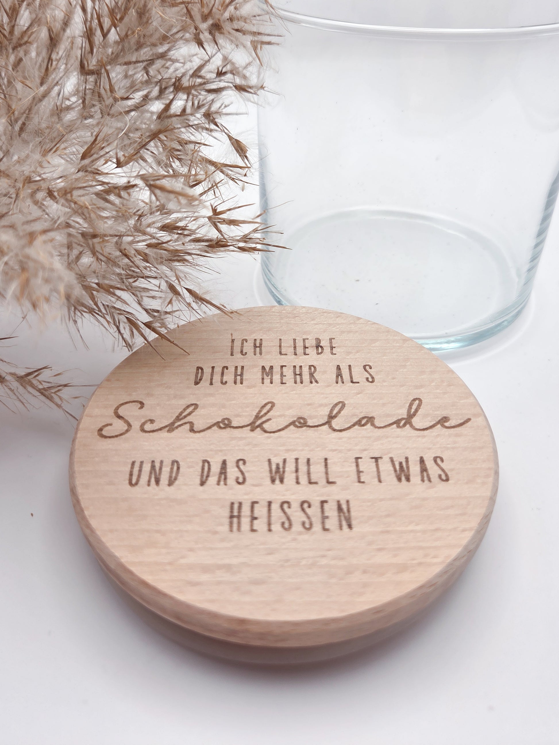 geschenkglas holzdeckel, geschenk valentinstag, romantisches geschenk, geschenk für partner, geschenk für freundin, geschenk für freund, liebevolles geschenk mit spruch, graviertes glas, schokoladen geschenk glas, jahrestag geschenk idee, nachhaltiges geschenk, dekoratives glas, scandi geschenk, geschenk für herzensmenschen, personalisierte geschenkidee ohne süßigkeiten