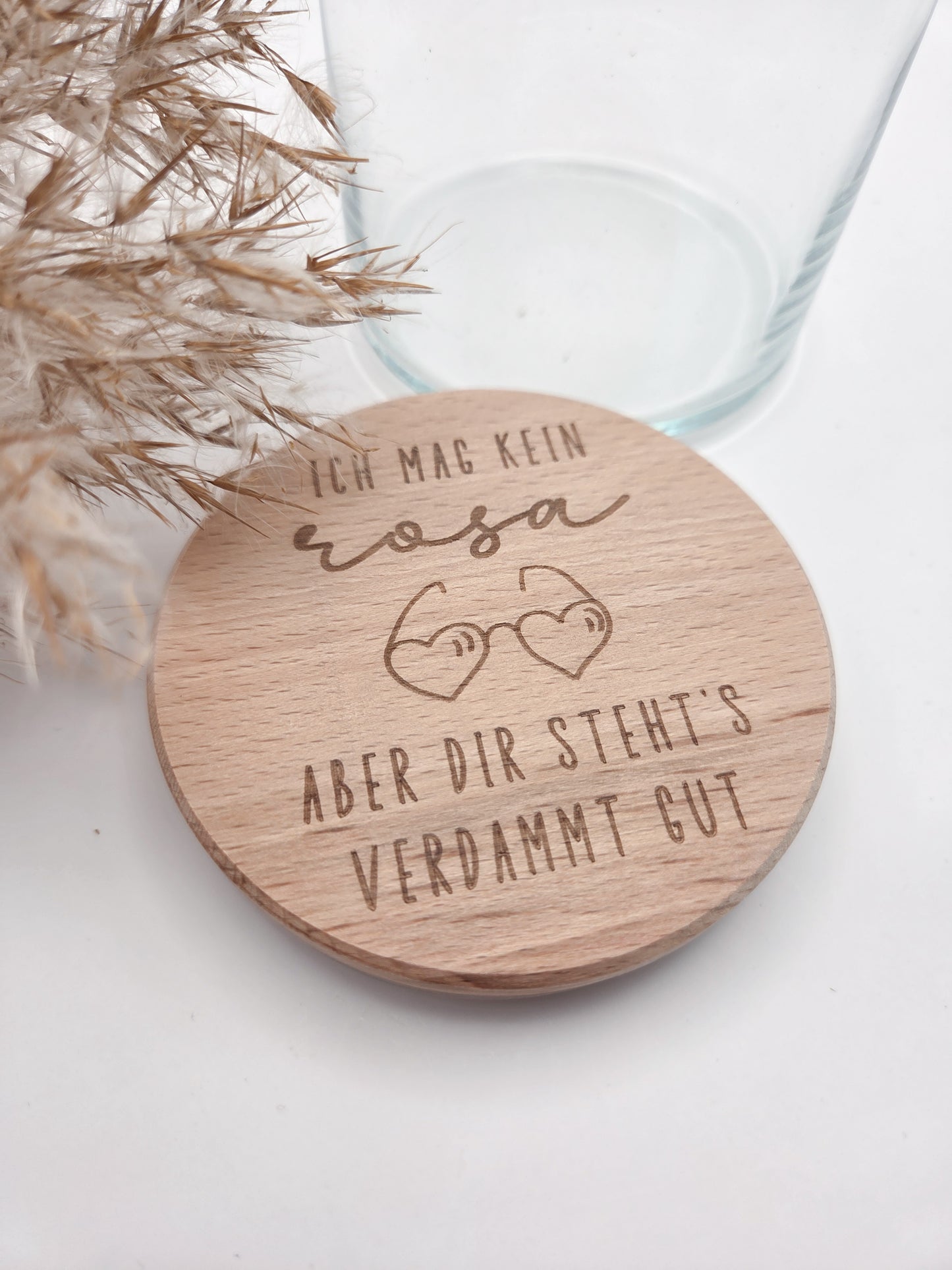 Valentinstag Geschenkglas aus Glas mit graviertem Buchenholzdeckel und humorvollem Liebesspruch, gefüllt mit rosafarbenen Herzschokoladen. Romantisches Geschenk zum Valentinstag für Partner, Freundin, Freund, Ehepartner oder Liebespaar. Hochwertiges Geschenkglas im modernen Scandi Design, handgemacht und dekorativ. Ideal als Liebesgeschenk, Valentinstagsgeschenk, Jahrestagsgeschenk oder kleine Aufmerksamkeit mit Schokolade, Pralinen oder Süßigkeiten. Stilvolle Geschenkidee mit Holzdeckel für Zuhause.