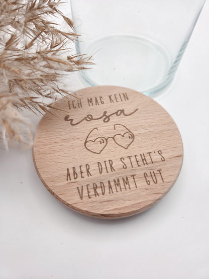 Valentinstag Geschenkglas aus Glas mit graviertem Buchenholzdeckel und humorvollem Liebesspruch, gefüllt mit rosafarbenen Herzschokoladen. Romantisches Geschenk zum Valentinstag für Partner, Freundin, Freund, Ehepartner oder Liebespaar. Hochwertiges Geschenkglas im modernen Scandi Design, handgemacht und dekorativ. Ideal als Liebesgeschenk, Valentinstagsgeschenk, Jahrestagsgeschenk oder kleine Aufmerksamkeit mit Schokolade, Pralinen oder Süßigkeiten. Stilvolle Geschenkidee mit Holzdeckel für Zuhause.