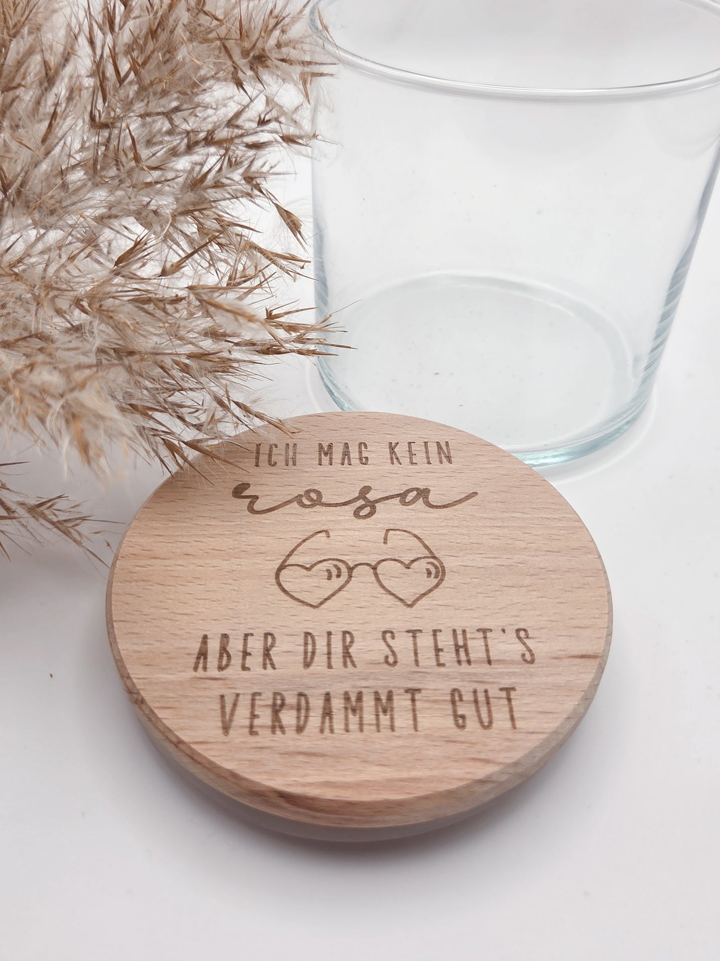 Valentinstag Geschenkglas aus Glas mit graviertem Buchenholzdeckel und humorvollem Liebesspruch, gefüllt mit rosafarbenen Herzschokoladen. Romantisches Geschenk zum Valentinstag für Partner, Freundin, Freund, Ehepartner oder Liebespaar. Hochwertiges Geschenkglas im modernen Scandi Design, handgemacht und dekorativ. Ideal als Liebesgeschenk, Valentinstagsgeschenk, Jahrestagsgeschenk oder kleine Aufmerksamkeit mit Schokolade, Pralinen oder Süßigkeiten. Stilvolle Geschenkidee mit Holzdeckel für Zuhause.