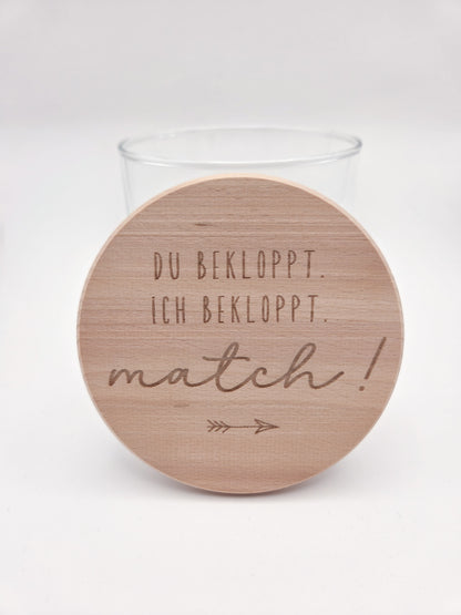 Geschenkglas aus hochwertigem Glas mit Buchenholzdeckel und Lasergravur „Du bekloppt. Ich bekloppt. Match!“. Lustiges Geschenk für Paare, Valentinstag Geschenk, Geschenk für Freund oder Freundin, Herzensmensch Geschenk oder Freundschaftsgeschenk. Modernes skandinavisches Design, natürlich und zeitlos. Ideal als Deko Glas zum Befüllen mit Süßigkeiten, Gutscheinen oder kleinen Botschaften. Handgemachtes Geschenk aus Holz, Süßigkeiten nicht enthalten.