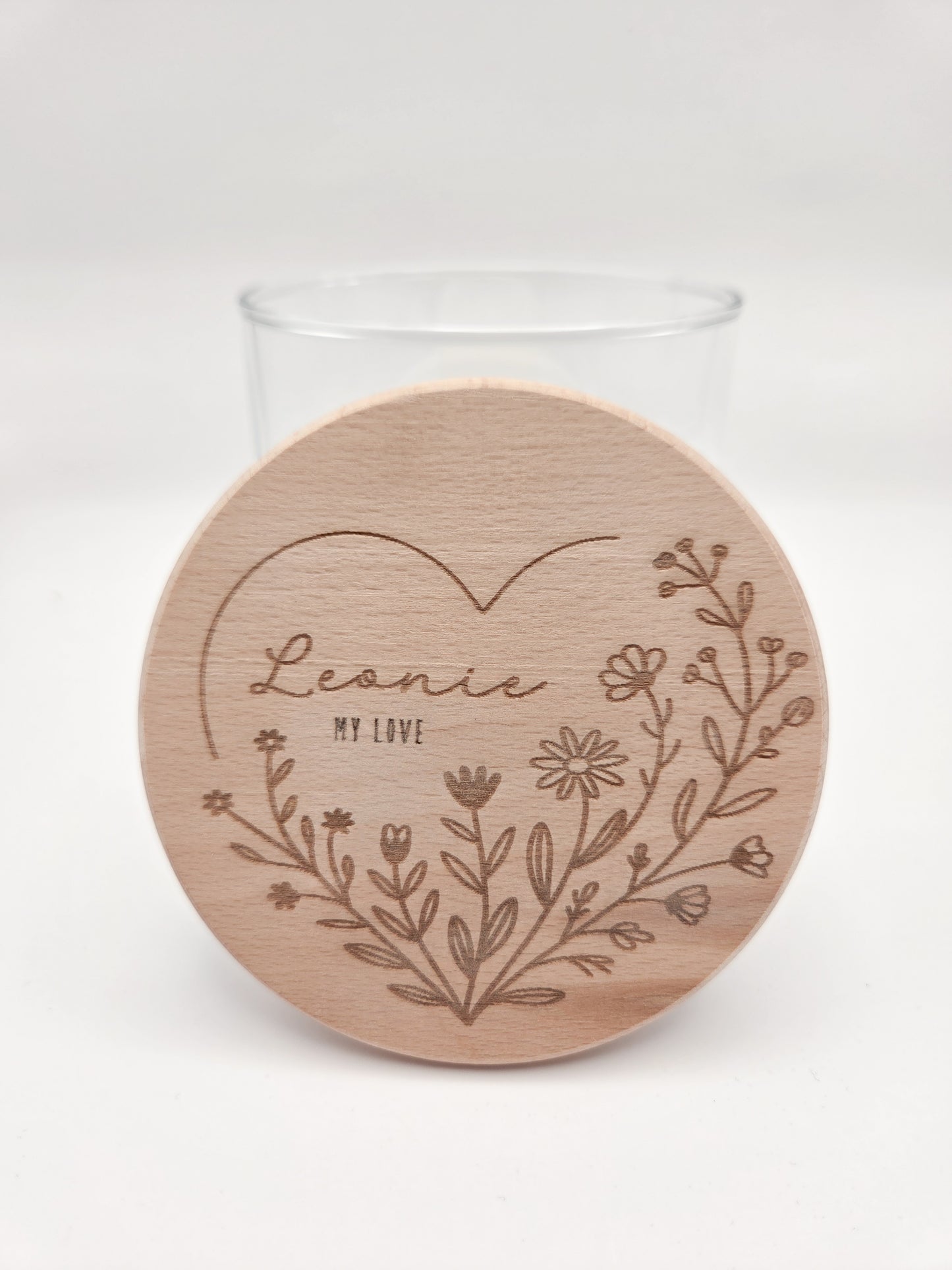 Personalisiertes Geschenkglas mit graviertem Holzdeckel und floraler Lasergravur im Scandi-Stil, liebevolle Geschenkidee für Valentinstag, Muttertag oder Vatertag