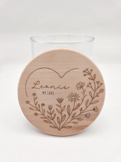 Personalisiertes Geschenkglas mit graviertem Holzdeckel und floraler Lasergravur im Scandi-Stil, liebevolle Geschenkidee für Valentinstag, Muttertag oder Vatertag
