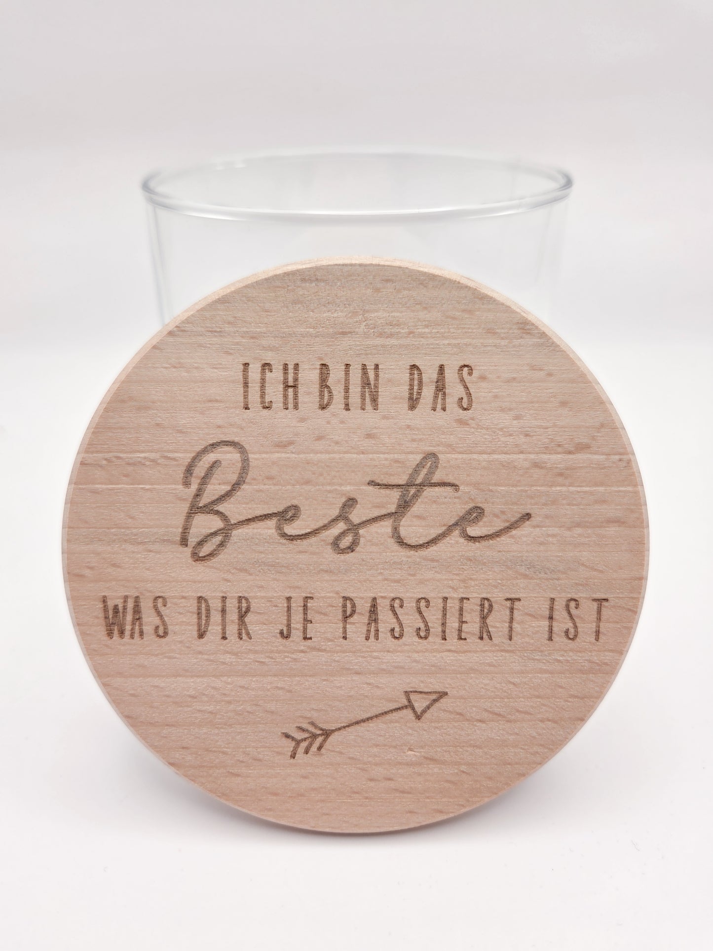 Hochwertiges Geschenkglas aus klarem Glas mit massivem Buchenholzdeckel und feiner Lasergravur „Ich bin das Beste was dir je passiert ist“. Stilvolles Vorratsglas im skandinavischen Design als Geschenkidee für Valentinstag, Geburtstag, Muttertag oder Jahrestag. Modernes Dekoglas zum individuellen Befüllen mit Süßigkeiten, Pralinen oder kleinen Aufmerksamkeiten. Perfektes Geschenk für Lieblingsmensch, Partner, Freundin oder Familie. Süßigkeiten nicht enthalten.