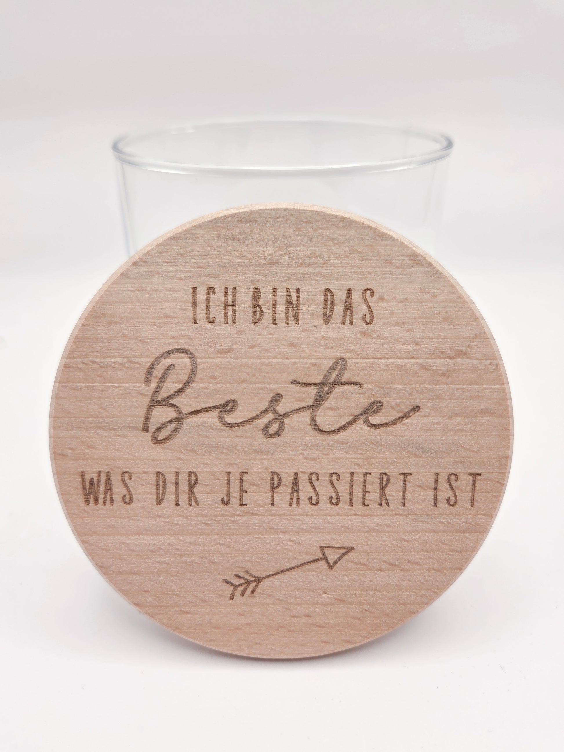 Hochwertiges Geschenkglas aus klarem Glas mit massivem Buchenholzdeckel und feiner Lasergravur „Ich bin das Beste was dir je passiert ist“. Stilvolles Vorratsglas im skandinavischen Design als Geschenkidee für Valentinstag, Geburtstag, Muttertag oder Jahrestag. Modernes Dekoglas zum individuellen Befüllen mit Süßigkeiten, Pralinen oder kleinen Aufmerksamkeiten. Perfektes Geschenk für Lieblingsmensch, Partner, Freundin oder Familie. Süßigkeiten nicht enthalten.