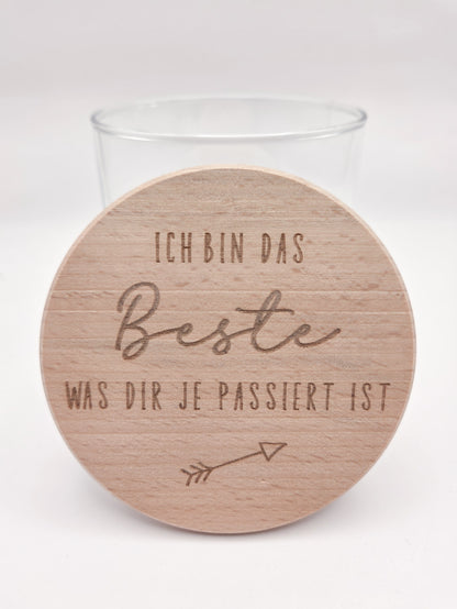 Hochwertiges Geschenkglas aus klarem Glas mit massivem Buchenholzdeckel und feiner Lasergravur „Ich bin das Beste was dir je passiert ist“. Stilvolles Vorratsglas im skandinavischen Design als Geschenkidee für Valentinstag, Geburtstag, Muttertag oder Jahrestag. Modernes Dekoglas zum individuellen Befüllen mit Süßigkeiten, Pralinen oder kleinen Aufmerksamkeiten. Perfektes Geschenk für Lieblingsmensch, Partner, Freundin oder Familie. Süßigkeiten nicht enthalten.
