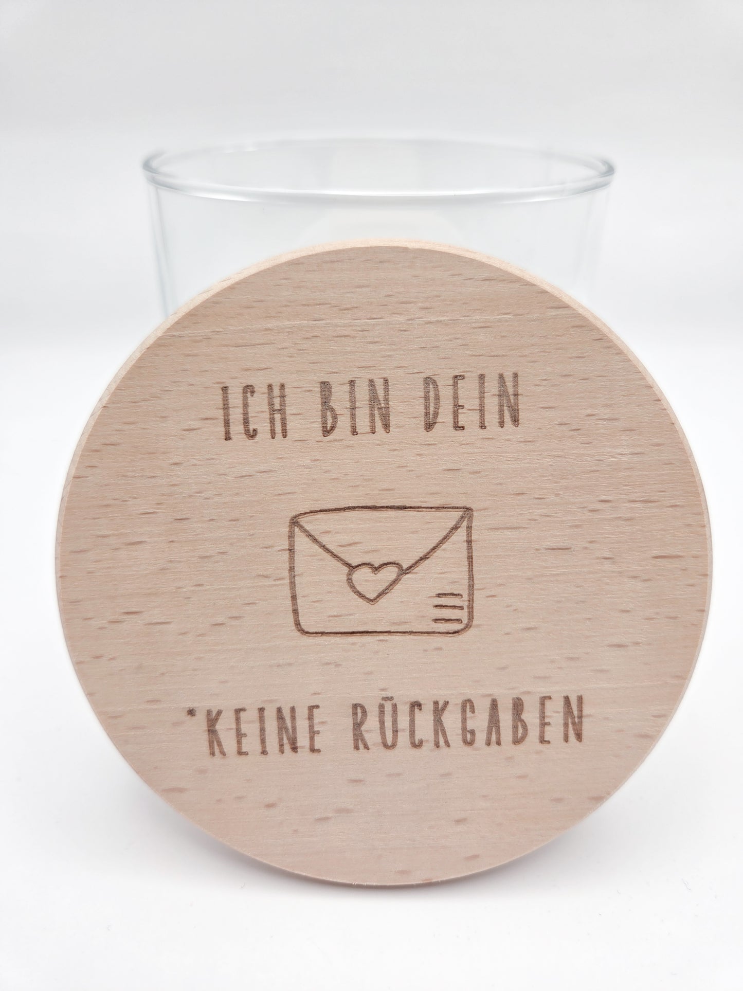 Geschenkglas aus klarem Glas mit hochwertigem Buchenholzdeckel und feiner Lasergravur „Ich bin dein – keine Rückgaben“. Liebevolle Geschenkidee für Partner, Freundin oder Freund, ideal als Valentinstag Geschenk, Jahrestag Geschenk oder kleine Aufmerksamkeit zwischendurch. Das Glas eignet sich perfekt zum Befüllen mit Süßigkeiten, Pralinen oder persönlichen Botschaften. Nachhaltiges Vorratsglas im minimalistischen Scandi Stil. Süßigkeiten nicht enthalten.