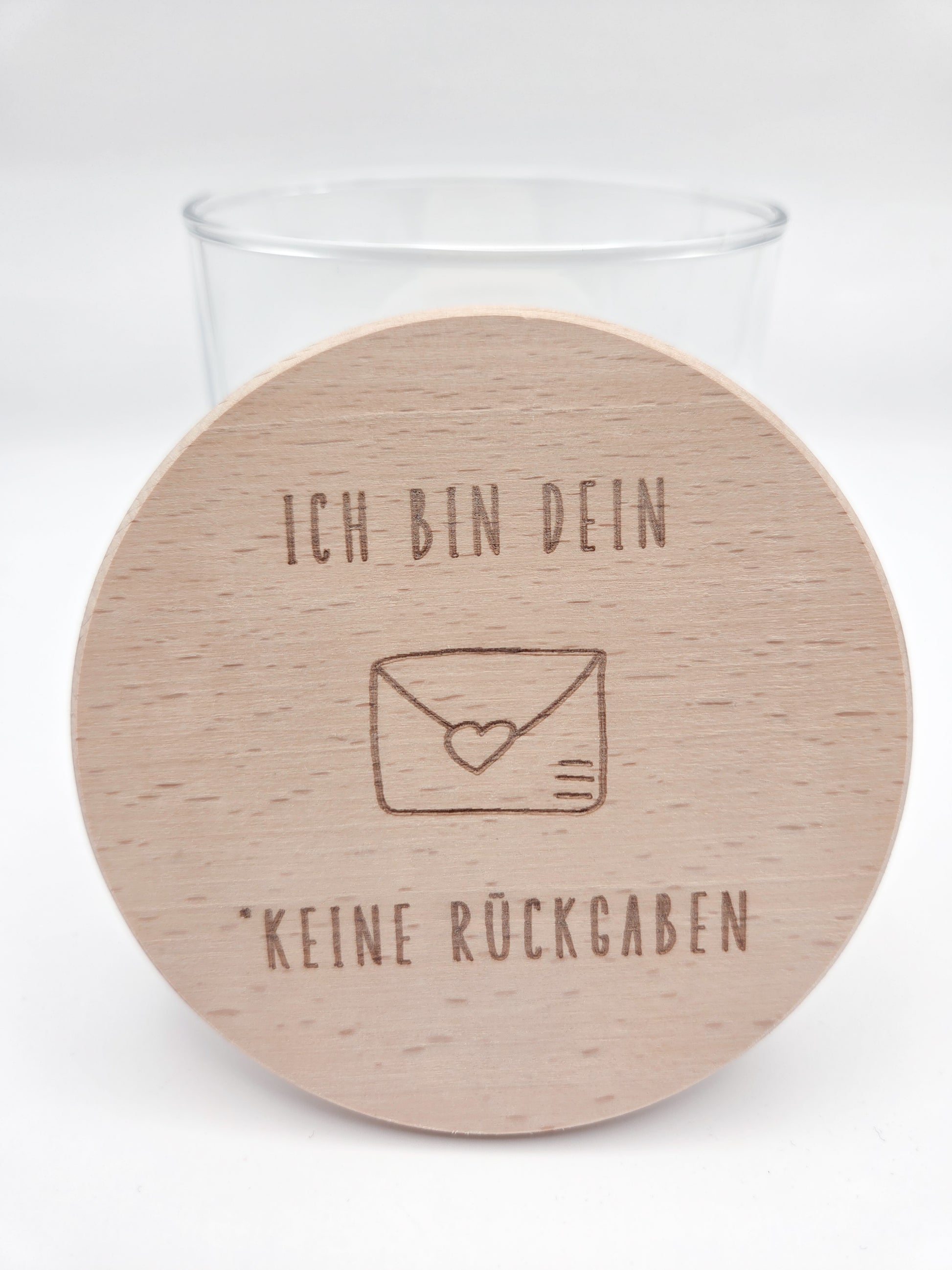 Geschenkglas aus klarem Glas mit hochwertigem Buchenholzdeckel und feiner Lasergravur „Ich bin dein – keine Rückgaben“. Liebevolle Geschenkidee für Partner, Freundin oder Freund, ideal als Valentinstag Geschenk, Jahrestag Geschenk oder kleine Aufmerksamkeit zwischendurch. Das Glas eignet sich perfekt zum Befüllen mit Süßigkeiten, Pralinen oder persönlichen Botschaften. Nachhaltiges Vorratsglas im minimalistischen Scandi Stil. Süßigkeiten nicht enthalten.