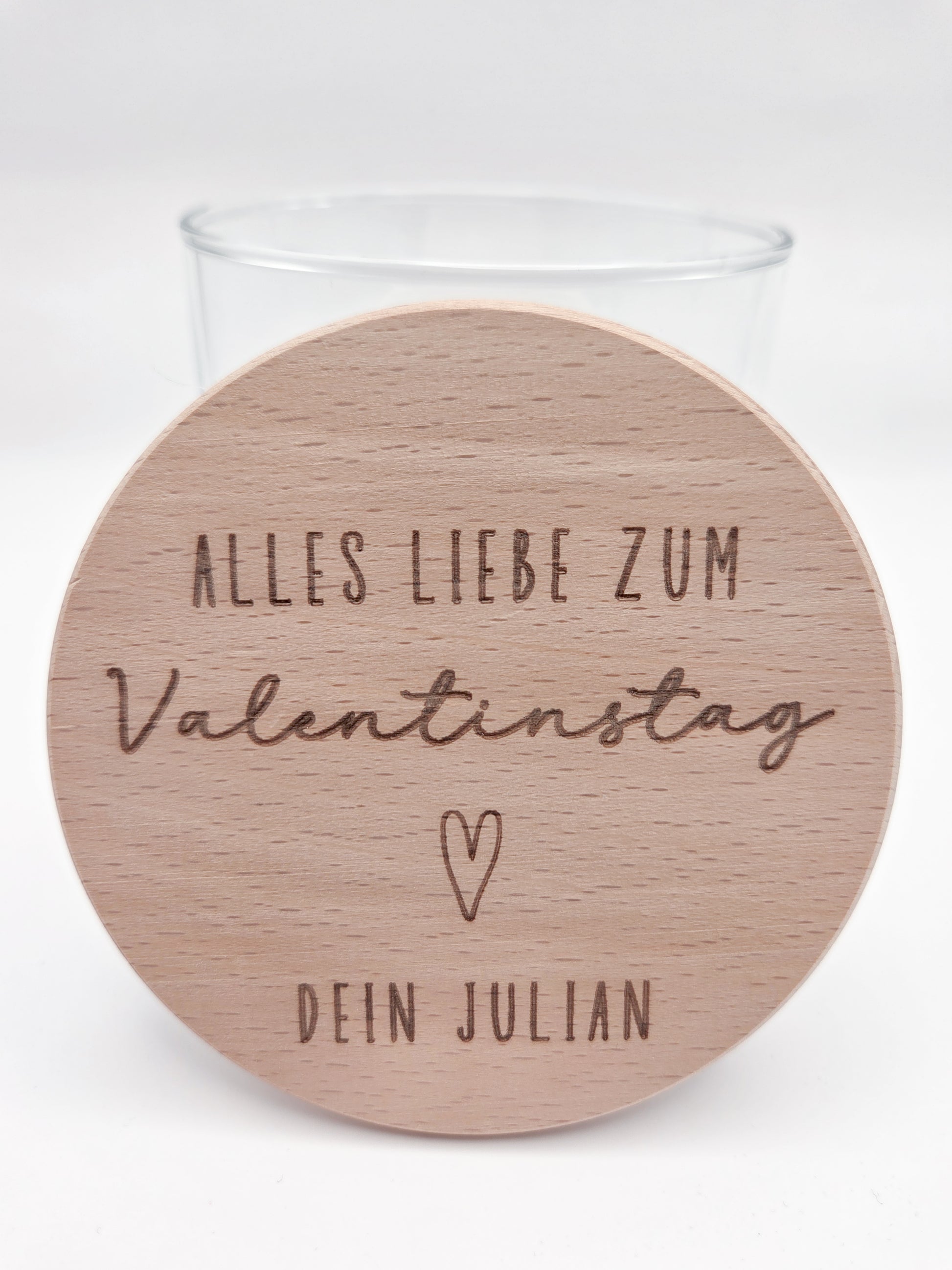 Personalisiertes Geschenkglas zum Valentinstag mit graviertem Holzdeckel und individueller Namensgravur. Hochwertiges Glas gefüllt mit Schokoladenherzen in Rosa, Weiß und Vollmilch, dekorativ angerichtet. Romantisches Valentinstagsgeschenk für Freundin, Geschenk für Freund, Geschenk für Partner oder Ehemann. Personalisiertes Schokoladengeschenk mit Gravur, Liebesgeschenk personalisiert, Geschenkidee Valentinstag, Geschenk für Paare, liebevolle Aufmerksamkeit, handgemachtes Geschenk, hochwertig und einzigart