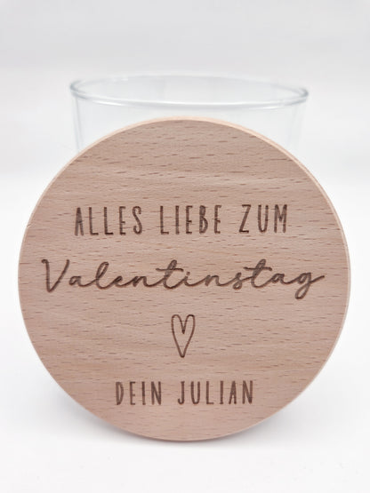 Personalisiertes Geschenkglas zum Valentinstag mit graviertem Holzdeckel und individueller Namensgravur. Hochwertiges Glas gefüllt mit Schokoladenherzen in Rosa, Weiß und Vollmilch, dekorativ angerichtet. Romantisches Valentinstagsgeschenk für Freundin, Geschenk für Freund, Geschenk für Partner oder Ehemann. Personalisiertes Schokoladengeschenk mit Gravur, Liebesgeschenk personalisiert, Geschenkidee Valentinstag, Geschenk für Paare, liebevolle Aufmerksamkeit, handgemachtes Geschenk, hochwertig und einzigart