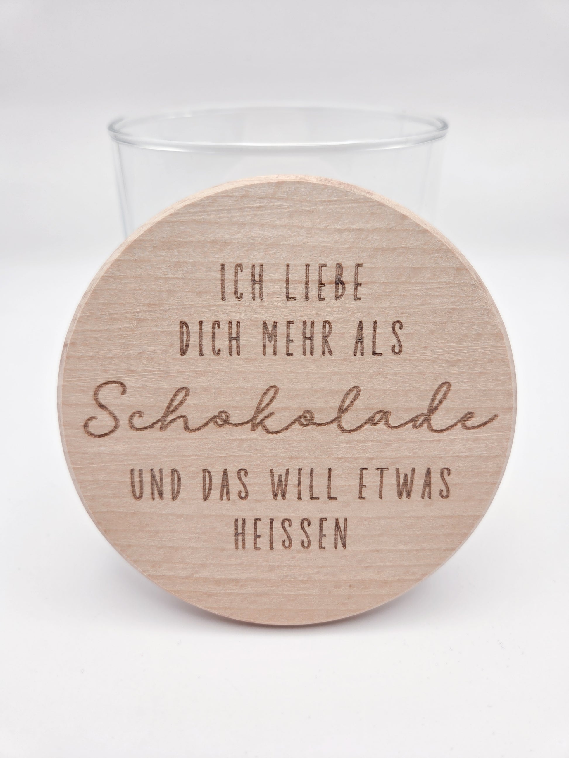 geschenkglas holzdeckel, geschenk valentinstag, romantisches geschenk, geschenk für partner, geschenk für freundin, geschenk für freund, liebevolles geschenk mit spruch, graviertes glas, schokoladen geschenk glas, jahrestag geschenk idee, nachhaltiges geschenk, dekoratives glas, scandi geschenk, geschenk für herzensmenschen, personalisierte geschenkidee ohne süßigkeiten