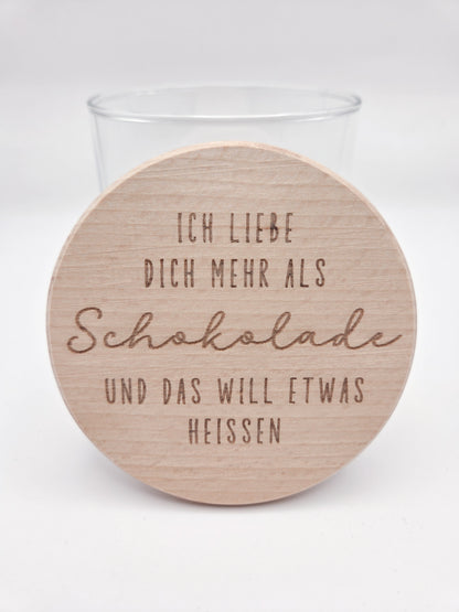 geschenkglas holzdeckel, geschenk valentinstag, romantisches geschenk, geschenk für partner, geschenk für freundin, geschenk für freund, liebevolles geschenk mit spruch, graviertes glas, schokoladen geschenk glas, jahrestag geschenk idee, nachhaltiges geschenk, dekoratives glas, scandi geschenk, geschenk für herzensmenschen, personalisierte geschenkidee ohne süßigkeiten