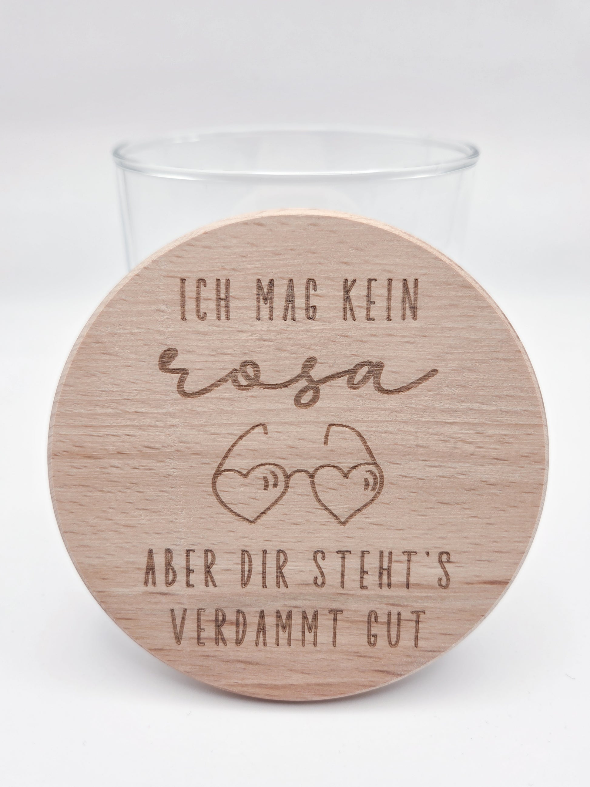 Valentinstag Geschenkglas aus Glas mit graviertem Buchenholzdeckel und humorvollem Liebesspruch, gefüllt mit rosafarbenen Herzschokoladen. Romantisches Geschenk zum Valentinstag für Partner, Freundin, Freund, Ehepartner oder Liebespaar. Hochwertiges Geschenkglas im modernen Scandi Design, handgemacht und dekorativ. Ideal als Liebesgeschenk, Valentinstagsgeschenk, Jahrestagsgeschenk oder kleine Aufmerksamkeit mit Schokolade, Pralinen oder Süßigkeiten. Stilvolle Geschenkidee mit Holzdeckel für Zuhause.
