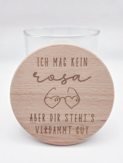 Valentinstag Geschenkglas aus Glas mit graviertem Buchenholzdeckel und humorvollem Liebesspruch, gefüllt mit rosafarbenen Herzschokoladen. Romantisches Geschenk zum Valentinstag für Partner, Freundin, Freund, Ehepartner oder Liebespaar. Hochwertiges Geschenkglas im modernen Scandi Design, handgemacht und dekorativ. Ideal als Liebesgeschenk, Valentinstagsgeschenk, Jahrestagsgeschenk oder kleine Aufmerksamkeit mit Schokolade, Pralinen oder Süßigkeiten. Stilvolle Geschenkidee mit Holzdeckel für Zuhause.