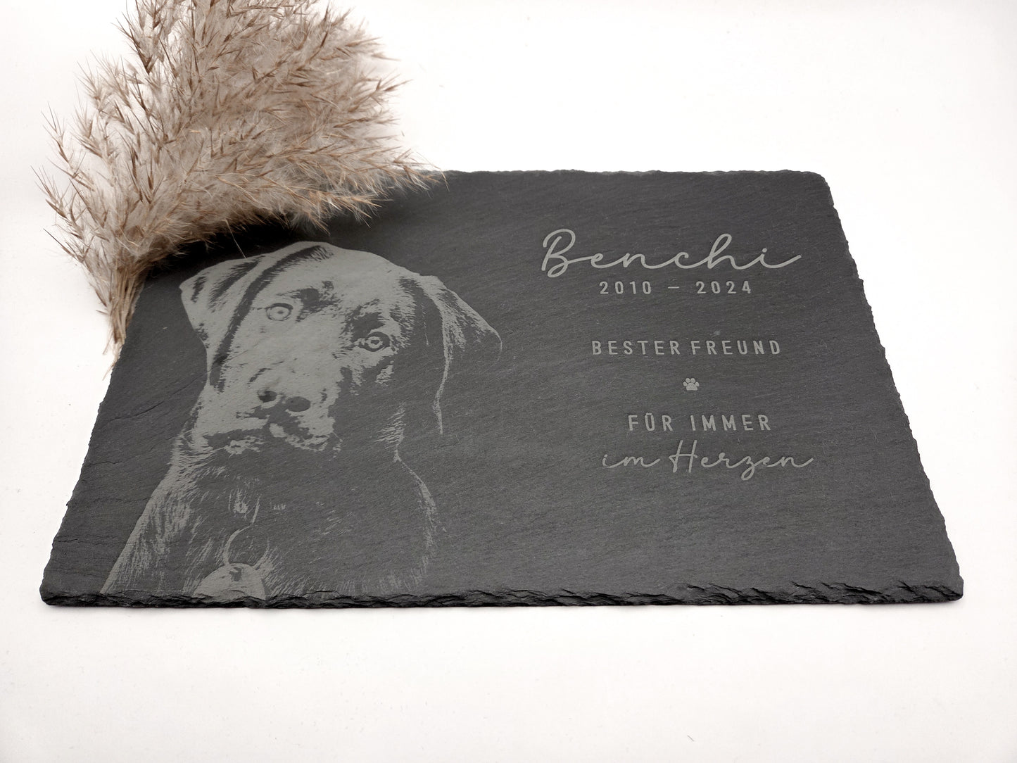 Personalisierte Gedenkplatte für Haustiere aus echtem Naturschiefer mit Foto Gravur. Hochwertige Schieferplatte als Tier Gedenkstein und Grabplatte für Hund oder Katze, lasergraviert mit Haustierfoto, Name, Geburtsdatum, Sterbedatum und zwei individuellen Sprüchen. Natürliche Bruchkante, langlebig, UV- und wetterbeständig. Kein Druck, sondern dauerhafte Gravur im Stein. Ideal als Haustier Gedenkstein, Trauergeschenk und Erinnerung an ein verstorbenes Haustier.
