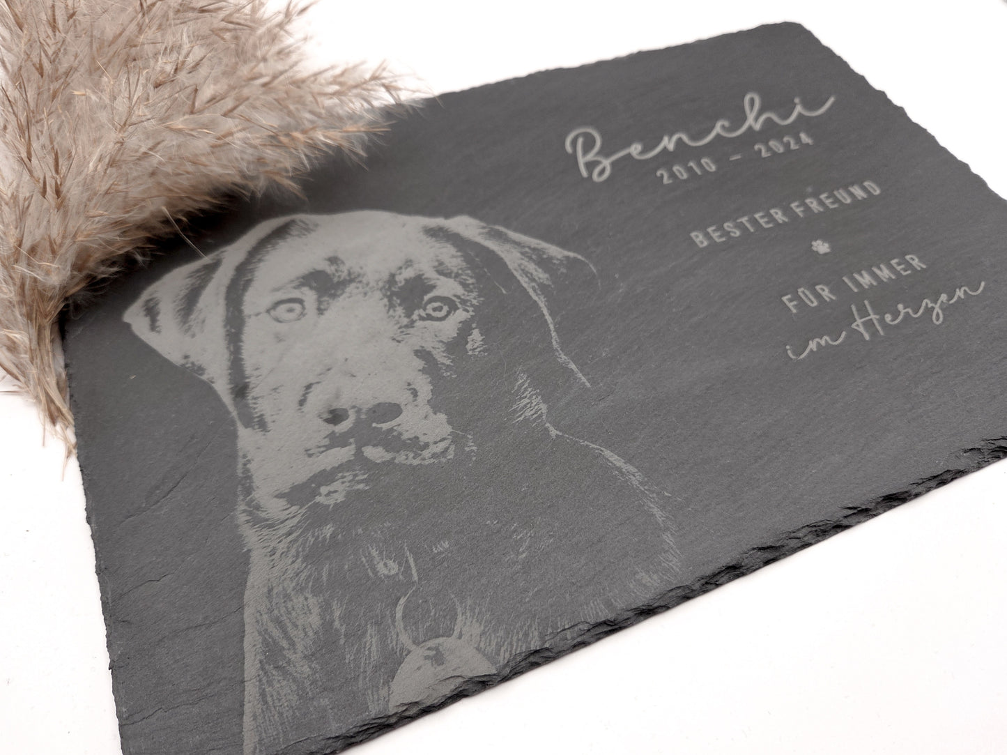 Personalisierte Gedenkplatte für Haustiere aus echtem Naturschiefer mit Foto Gravur. Hochwertige Schieferplatte als Tier Gedenkstein und Grabplatte für Hund oder Katze, lasergraviert mit Haustierfoto, Name, Geburtsdatum, Sterbedatum und zwei individuellen Sprüchen. Natürliche Bruchkante, langlebig, UV- und wetterbeständig. Kein Druck, sondern dauerhafte Gravur im Stein. Ideal als Haustier Gedenkstein, Trauergeschenk und Erinnerung an ein verstorbenes Haustier.