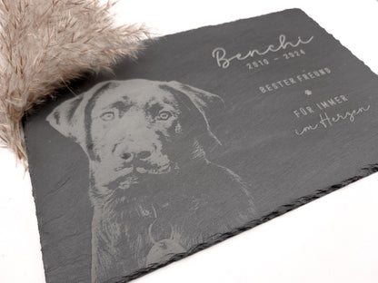 Personalisierte Gedenkplatte für Haustiere aus echtem Naturschiefer mit Foto Gravur. Hochwertige Schieferplatte als Tier Gedenkstein und Grabplatte für Hund oder Katze, lasergraviert mit Haustierfoto, Name, Geburtsdatum, Sterbedatum und zwei individuellen Sprüchen. Natürliche Bruchkante, langlebig, UV- und wetterbeständig. Kein Druck, sondern dauerhafte Gravur im Stein. Ideal als Haustier Gedenkstein, Trauergeschenk und Erinnerung an ein verstorbenes Haustier.