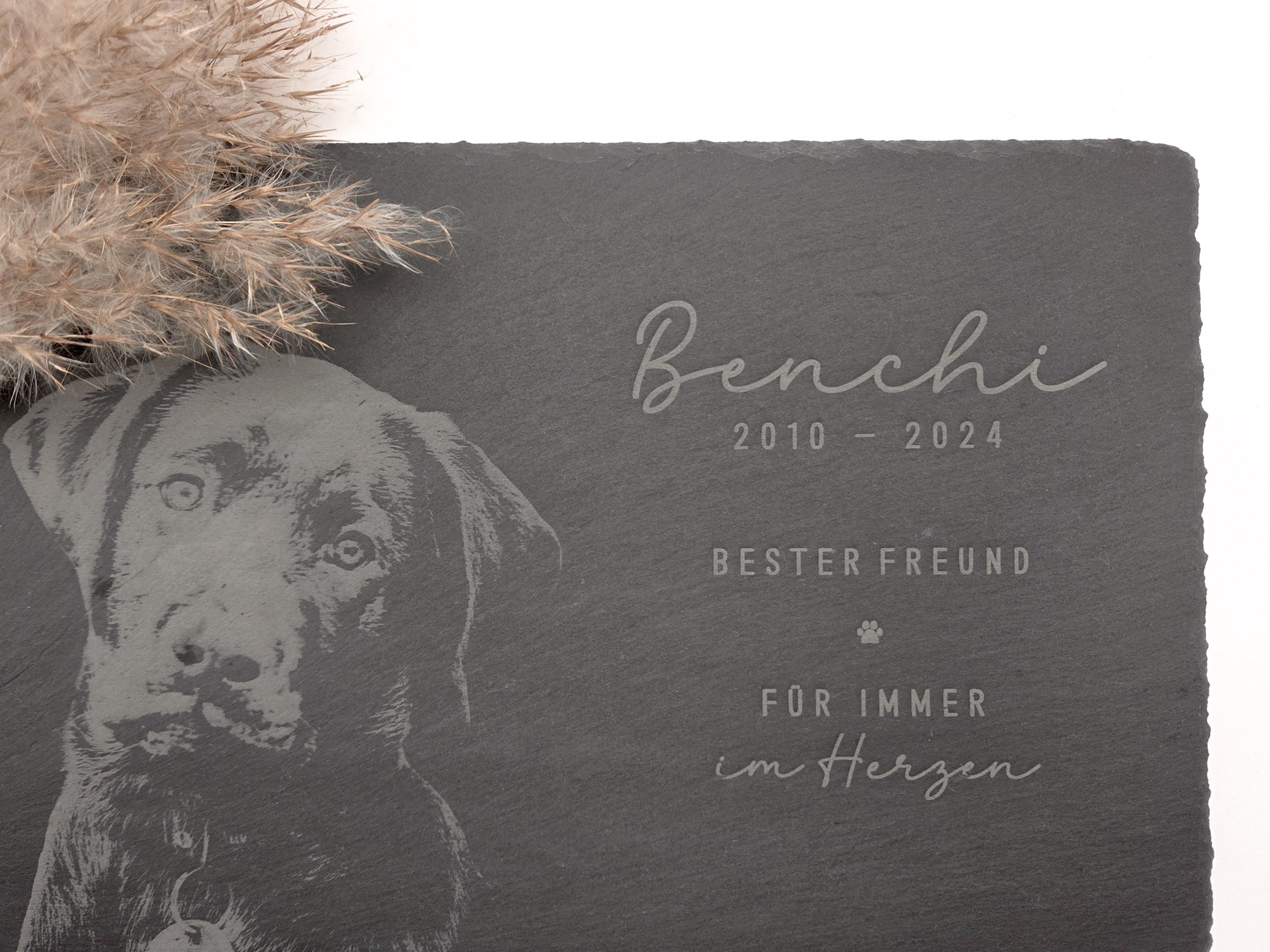 Personalisierte Gedenkplatte für Haustiere aus echtem Naturschiefer mit Foto Gravur. Hochwertige Schieferplatte als Tier Gedenkstein und Grabplatte für Hund oder Katze, lasergraviert mit Haustierfoto, Name, Geburtsdatum, Sterbedatum und zwei individuellen Sprüchen. Natürliche Bruchkante, langlebig, UV- und wetterbeständig. Kein Druck, sondern dauerhafte Gravur im Stein. Ideal als Haustier Gedenkstein, Trauergeschenk und Erinnerung an ein verstorbenes Haustier.