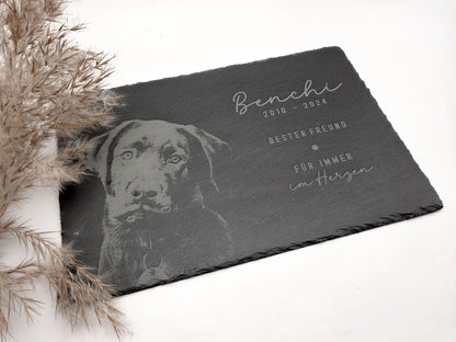 Personalisierte Gedenkplatte für Haustiere aus echtem Naturschiefer mit Foto Gravur. Hochwertige Schieferplatte als Tier Gedenkstein und Grabplatte für Hund oder Katze, lasergraviert mit Haustierfoto, Name, Geburtsdatum, Sterbedatum und zwei individuellen Sprüchen. Natürliche Bruchkante, langlebig, UV- und wetterbeständig. Kein Druck, sondern dauerhafte Gravur im Stein. Ideal als Haustier Gedenkstein, Trauergeschenk und Erinnerung an ein verstorbenes Haustier.