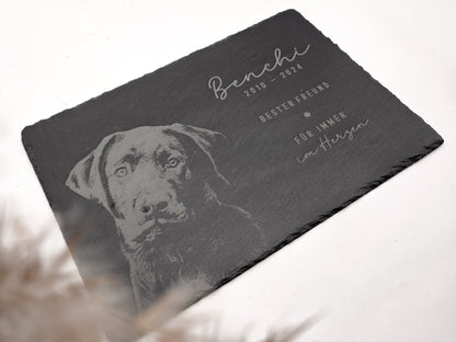 Personalisierte Gedenkplatte für Haustiere aus echtem Naturschiefer mit Foto Gravur. Hochwertige Schieferplatte als Tier Gedenkstein und Grabplatte für Hund oder Katze, lasergraviert mit Haustierfoto, Name, Geburtsdatum, Sterbedatum und zwei individuellen Sprüchen. Natürliche Bruchkante, langlebig, UV- und wetterbeständig. Kein Druck, sondern dauerhafte Gravur im Stein. Ideal als Haustier Gedenkstein, Trauergeschenk und Erinnerung an ein verstorbenes Haustier.