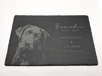 Personalisierte Gedenkplatte für Haustiere aus echtem Naturschiefer mit Foto Gravur. Hochwertige Schieferplatte als Tier Gedenkstein und Grabplatte für Hund oder Katze, lasergraviert mit Haustierfoto, Name, Geburtsdatum, Sterbedatum und zwei individuellen Sprüchen. Natürliche Bruchkante, langlebig, UV- und wetterbeständig. Kein Druck, sondern dauerhafte Gravur im Stein. Ideal als Haustier Gedenkstein, Trauergeschenk und Erinnerung an ein verstorbenes Haustier.