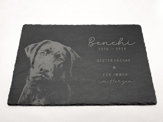 Personalisierte Gedenkplatte für Haustiere aus echtem Naturschiefer mit Foto Gravur. Hochwertige Schieferplatte als Tier Gedenkstein und Grabplatte für Hund oder Katze, lasergraviert mit Haustierfoto, Name, Geburtsdatum, Sterbedatum und zwei individuellen Sprüchen. Natürliche Bruchkante, langlebig, UV- und wetterbeständig. Kein Druck, sondern dauerhafte Gravur im Stein. Ideal als Haustier Gedenkstein, Trauergeschenk und Erinnerung an ein verstorbenes Haustier.