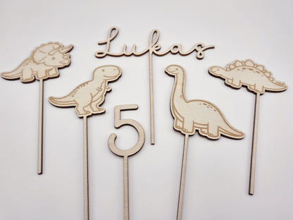 Dino Cake Topper personalisiert aus Holz mit Name und Alter für Dinosaurier Kindergeburtstag Junge. Tortendeko Dinosaurier Set mit Triceratops, T-Rex, Brachiosaurus und Stegosaurus, individueller Namensstecker und Zahl. Hochwertiger Holz Caketopper für Dino Party Deko, Geburtstagstorte Junge 3 4 5 6 Jahre, natürliche Tortendekoration für Naked Cake, Buttercremetorte oder Fondantkuchen. Personalisierte Geburtstagsdeko Holz kaufen bei leoundlu.de.