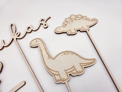 Dino Cake Topper personalisiert aus Holz mit Name und Alter für Dinosaurier Kindergeburtstag Junge. Tortendeko Dinosaurier Set mit Triceratops, T-Rex, Brachiosaurus und Stegosaurus, individueller Namensstecker und Zahl. Hochwertiger Holz Caketopper für Dino Party Deko, Geburtstagstorte Junge 3 4 5 6 Jahre, natürliche Tortendekoration für Naked Cake, Buttercremetorte oder Fondantkuchen. Personalisierte Geburtstagsdeko Holz kaufen bei leoundlu.de.
