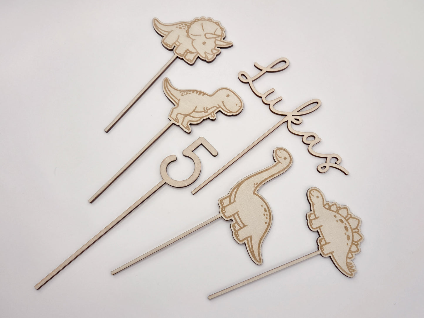 Dino Cake Topper personalisiert aus Holz mit Name und Alter für Dinosaurier Kindergeburtstag Junge. Tortendeko Dinosaurier Set mit Triceratops, T-Rex, Brachiosaurus und Stegosaurus, individueller Namensstecker und Zahl. Hochwertiger Holz Caketopper für Dino Party Deko, Geburtstagstorte Junge 3 4 5 6 Jahre, natürliche Tortendekoration für Naked Cake, Buttercremetorte oder Fondantkuchen. Personalisierte Geburtstagsdeko Holz kaufen bei leoundlu.de.