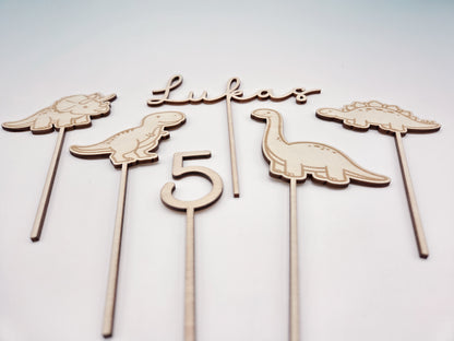 Dino Cake Topper personalisiert aus Holz mit Name und Alter für Dinosaurier Kindergeburtstag Junge. Tortendeko Dinosaurier Set mit Triceratops, T-Rex, Brachiosaurus und Stegosaurus, individueller Namensstecker und Zahl. Hochwertiger Holz Caketopper für Dino Party Deko, Geburtstagstorte Junge 3 4 5 6 Jahre, natürliche Tortendekoration für Naked Cake, Buttercremetorte oder Fondantkuchen. Personalisierte Geburtstagsdeko Holz kaufen bei leoundlu.de.