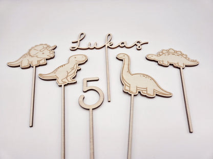 Dino Cake Topper personalisiert aus Holz mit Name und Alter für Dinosaurier Kindergeburtstag Junge. Tortendeko Dinosaurier Set mit Triceratops, T-Rex, Brachiosaurus und Stegosaurus, individueller Namensstecker und Zahl. Hochwertiger Holz Caketopper für Dino Party Deko, Geburtstagstorte Junge 3 4 5 6 Jahre, natürliche Tortendekoration für Naked Cake, Buttercremetorte oder Fondantkuchen. Personalisierte Geburtstagsdeko Holz kaufen bei leoundlu.de.
