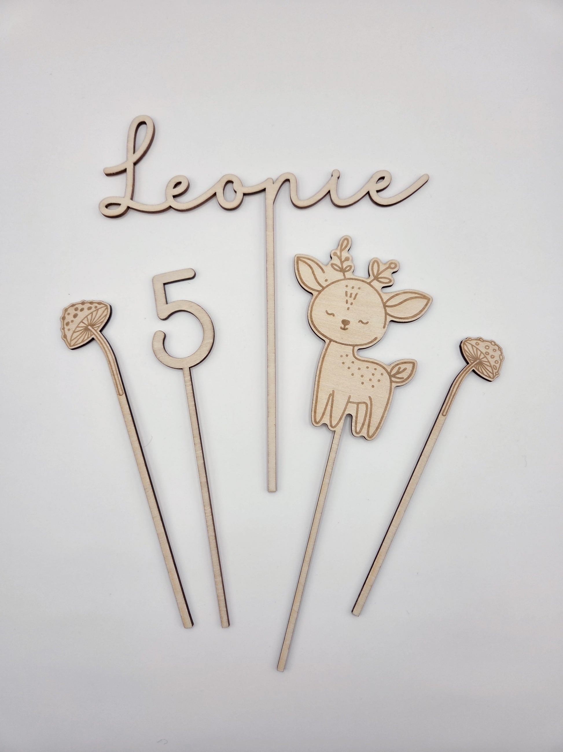 Personalisierter Cake Topper aus Holz mit Name Leonie und Zahl 5 im Waldtiere Design für Kindergeburtstag. Hochwertiger Holz Tortenstecker mit Reh Motiv, graviert und gelasert, perfekte Tortendeko für Naked Cake, Boho Geburtstag, Natur Kinderparty und Scandi Geburtstagsdeko. Nachhaltige Cake Topper personalisiert mit Name und Alter, Waldtier Party Dekoration für Mädchen und Jungen, individuelle Holz Geburtstagsdeko für 1. 2. 3. 4. 5. Geburtstag handgefertigt von Leo&Lu.