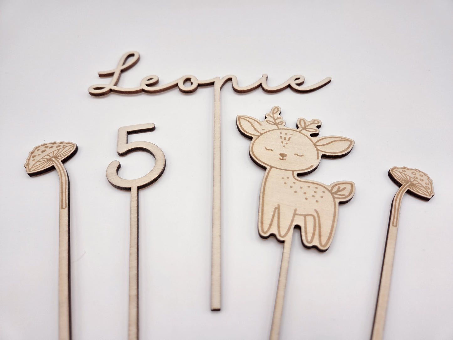Personalisierter Cake Topper aus Holz mit Name Leonie und Zahl 5 im Waldtiere Design für Kindergeburtstag. Hochwertiger Holz Tortenstecker mit Reh Motiv, graviert und gelasert, perfekte Tortendeko für Naked Cake, Boho Geburtstag, Natur Kinderparty und Scandi Geburtstagsdeko. Nachhaltige Cake Topper personalisiert mit Name und Alter, Waldtier Party Dekoration für Mädchen und Jungen, individuelle Holz Geburtstagsdeko für 1. 2. 3. 4. 5. Geburtstag handgefertigt von Leo&Lu.