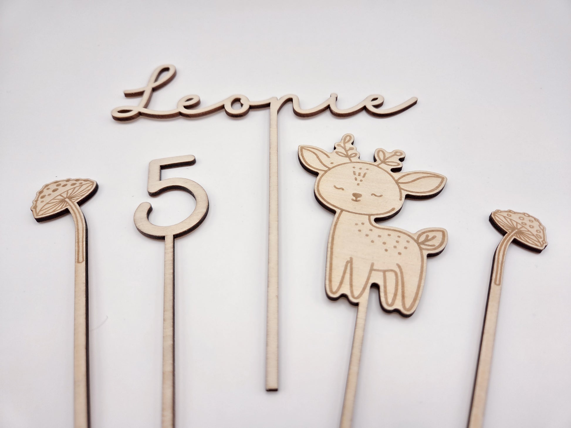 Personalisierter Cake Topper aus Holz mit Name Leonie und Zahl 5 im Waldtiere Design für Kindergeburtstag. Hochwertiger Holz Tortenstecker mit Reh Motiv, graviert und gelasert, perfekte Tortendeko für Naked Cake, Boho Geburtstag, Natur Kinderparty und Scandi Geburtstagsdeko. Nachhaltige Cake Topper personalisiert mit Name und Alter, Waldtier Party Dekoration für Mädchen und Jungen, individuelle Holz Geburtstagsdeko für 1. 2. 3. 4. 5. Geburtstag handgefertigt von Leo&Lu.
