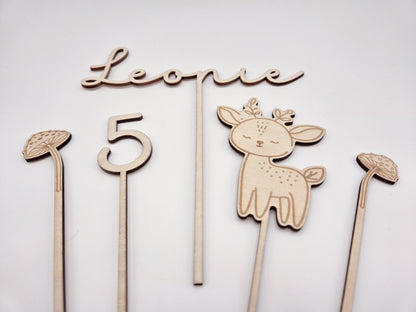 Personalisierter Cake Topper aus Holz mit Name Leonie und Zahl 5 im Waldtiere Design für Kindergeburtstag. Hochwertiger Holz Tortenstecker mit Reh Motiv, graviert und gelasert, perfekte Tortendeko für Naked Cake, Boho Geburtstag, Natur Kinderparty und Scandi Geburtstagsdeko. Nachhaltige Cake Topper personalisiert mit Name und Alter, Waldtier Party Dekoration für Mädchen und Jungen, individuelle Holz Geburtstagsdeko für 1. 2. 3. 4. 5. Geburtstag handgefertigt von Leo&Lu.