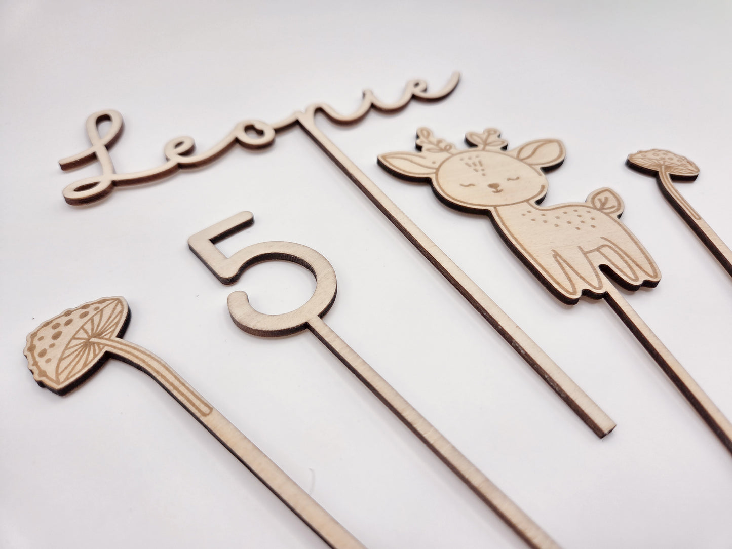 Personalisierter Cake Topper aus Holz mit Name Leonie und Zahl 5 im Waldtiere Design für Kindergeburtstag. Hochwertiger Holz Tortenstecker mit Reh Motiv, graviert und gelasert, perfekte Tortendeko für Naked Cake, Boho Geburtstag, Natur Kinderparty und Scandi Geburtstagsdeko. Nachhaltige Cake Topper personalisiert mit Name und Alter, Waldtier Party Dekoration für Mädchen und Jungen, individuelle Holz Geburtstagsdeko für 1. 2. 3. 4. 5. Geburtstag handgefertigt von Leo&Lu.