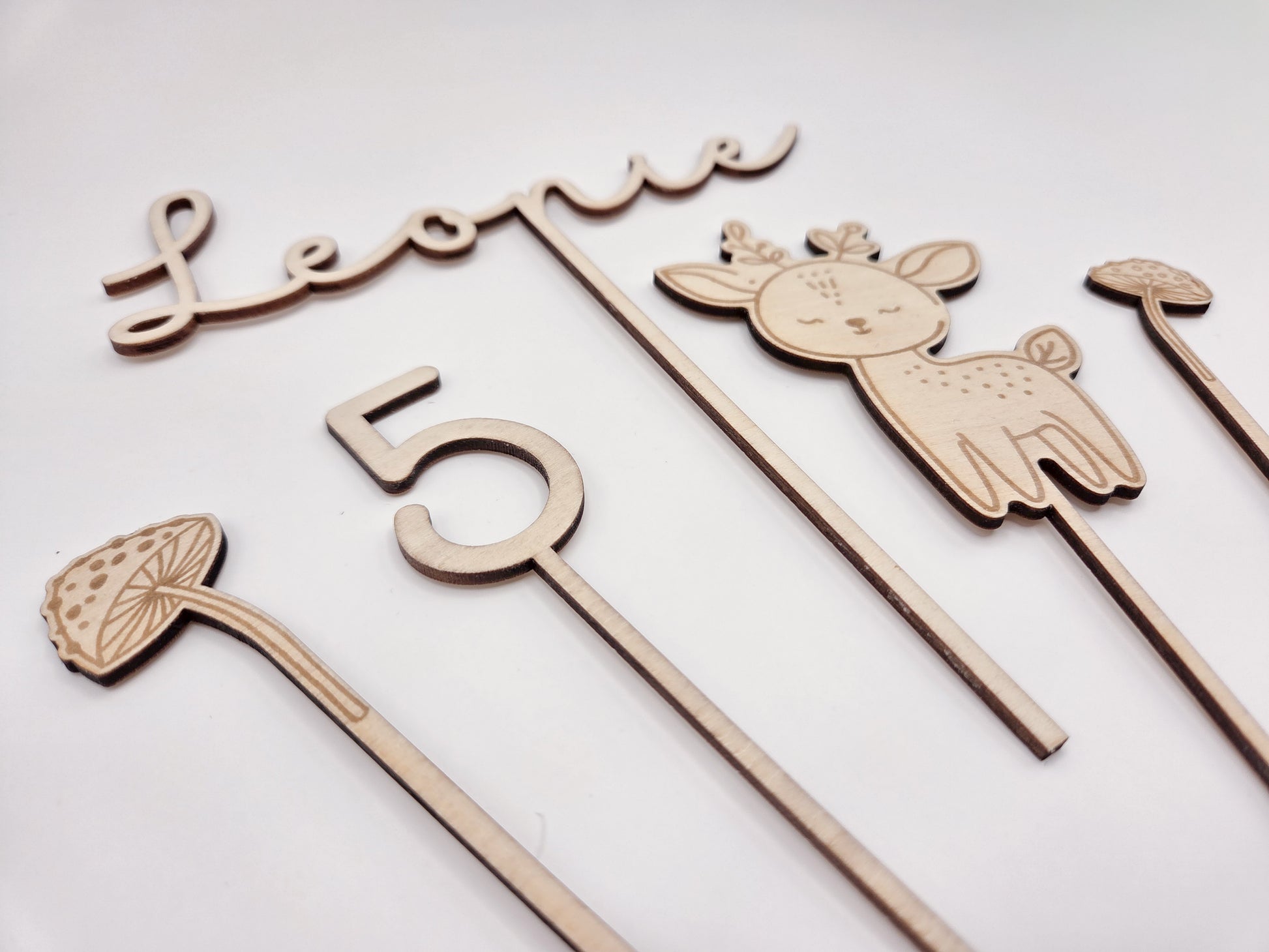 Personalisierter Cake Topper aus Holz mit Name Leonie und Zahl 5 im Waldtiere Design für Kindergeburtstag. Hochwertiger Holz Tortenstecker mit Reh Motiv, graviert und gelasert, perfekte Tortendeko für Naked Cake, Boho Geburtstag, Natur Kinderparty und Scandi Geburtstagsdeko. Nachhaltige Cake Topper personalisiert mit Name und Alter, Waldtier Party Dekoration für Mädchen und Jungen, individuelle Holz Geburtstagsdeko für 1. 2. 3. 4. 5. Geburtstag handgefertigt von Leo&Lu.