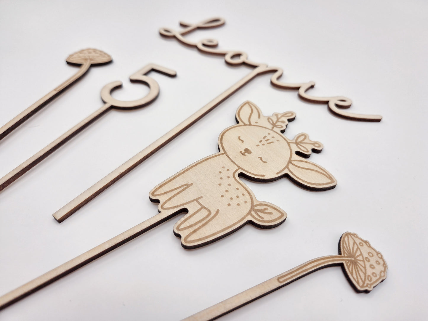 Personalisierter Cake Topper aus Holz mit Name Leonie und Zahl 5 im Waldtiere Design für Kindergeburtstag. Hochwertiger Holz Tortenstecker mit Reh Motiv, graviert und gelasert, perfekte Tortendeko für Naked Cake, Boho Geburtstag, Natur Kinderparty und Scandi Geburtstagsdeko. Nachhaltige Cake Topper personalisiert mit Name und Alter, Waldtier Party Dekoration für Mädchen und Jungen, individuelle Holz Geburtstagsdeko für 1. 2. 3. 4. 5. Geburtstag handgefertigt von Leo&Lu.