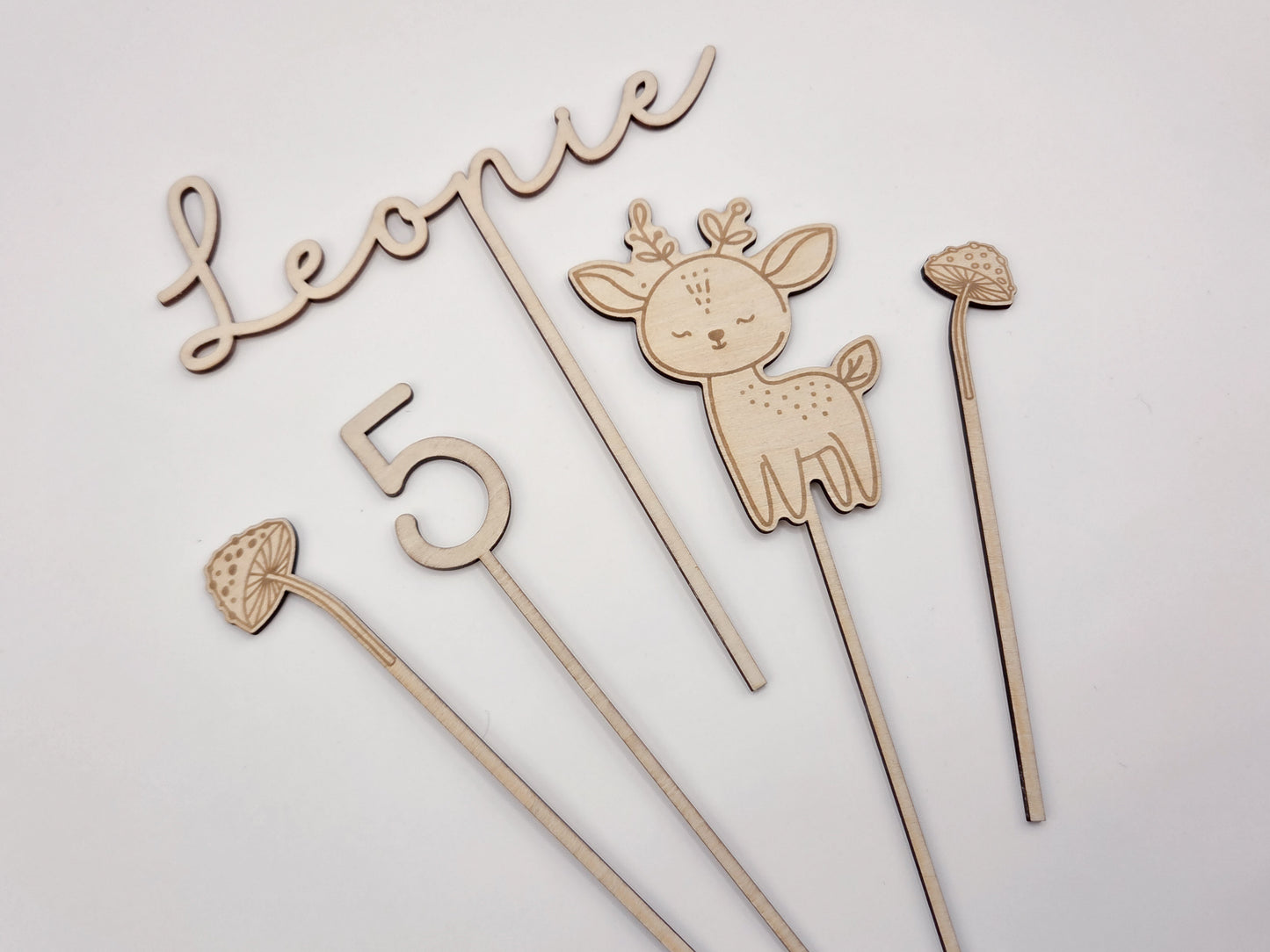 Personalisierter Cake Topper aus Holz mit Name Leonie und Zahl 5 im Waldtiere Design für Kindergeburtstag. Hochwertiger Holz Tortenstecker mit Reh Motiv, graviert und gelasert, perfekte Tortendeko für Naked Cake, Boho Geburtstag, Natur Kinderparty und Scandi Geburtstagsdeko. Nachhaltige Cake Topper personalisiert mit Name und Alter, Waldtier Party Dekoration für Mädchen und Jungen, individuelle Holz Geburtstagsdeko für 1. 2. 3. 4. 5. Geburtstag handgefertigt von Leo&Lu.