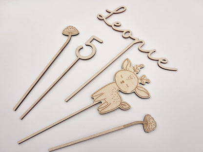 Personalisierter Cake Topper aus Holz mit Name Leonie und Zahl 5 im Waldtiere Design für Kindergeburtstag. Hochwertiger Holz Tortenstecker mit Reh Motiv, graviert und gelasert, perfekte Tortendeko für Naked Cake, Boho Geburtstag, Natur Kinderparty und Scandi Geburtstagsdeko. Nachhaltige Cake Topper personalisiert mit Name und Alter, Waldtier Party Dekoration für Mädchen und Jungen, individuelle Holz Geburtstagsdeko für 1. 2. 3. 4. 5. Geburtstag handgefertigt von Leo&Lu.