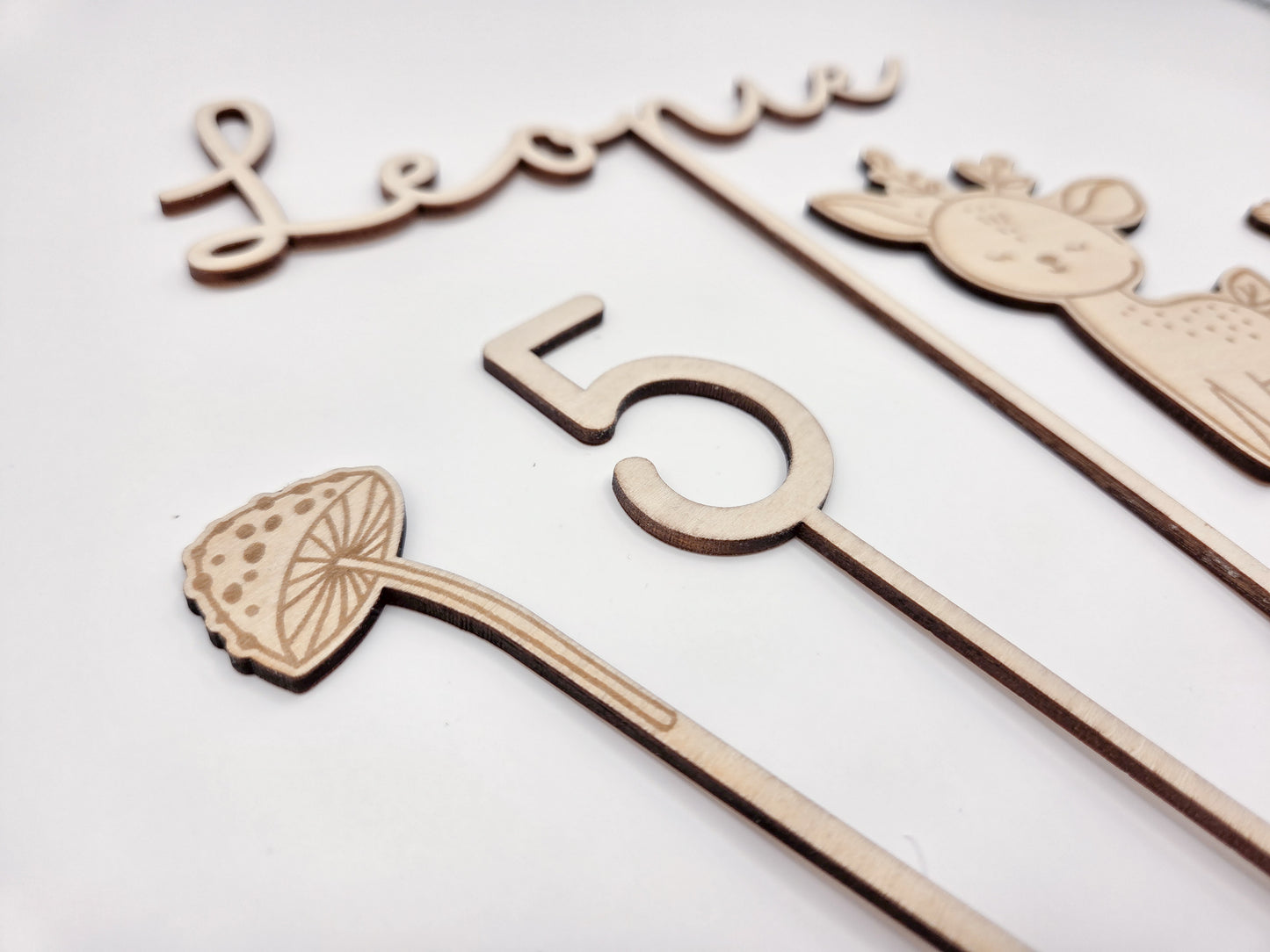 Personalisierter Cake Topper aus Holz mit Name Leonie und Zahl 5 im Waldtiere Design für Kindergeburtstag. Hochwertiger Holz Tortenstecker mit Reh Motiv, graviert und gelasert, perfekte Tortendeko für Naked Cake, Boho Geburtstag, Natur Kinderparty und Scandi Geburtstagsdeko. Nachhaltige Cake Topper personalisiert mit Name und Alter, Waldtier Party Dekoration für Mädchen und Jungen, individuelle Holz Geburtstagsdeko für 1. 2. 3. 4. 5. Geburtstag handgefertigt von Leo&Lu.