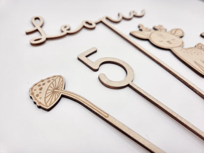 Personalisierter Cake Topper aus Holz mit Name Leonie und Zahl 5 im Waldtiere Design für Kindergeburtstag. Hochwertiger Holz Tortenstecker mit Reh Motiv, graviert und gelasert, perfekte Tortendeko für Naked Cake, Boho Geburtstag, Natur Kinderparty und Scandi Geburtstagsdeko. Nachhaltige Cake Topper personalisiert mit Name und Alter, Waldtier Party Dekoration für Mädchen und Jungen, individuelle Holz Geburtstagsdeko für 1. 2. 3. 4. 5. Geburtstag handgefertigt von Leo&Lu.
