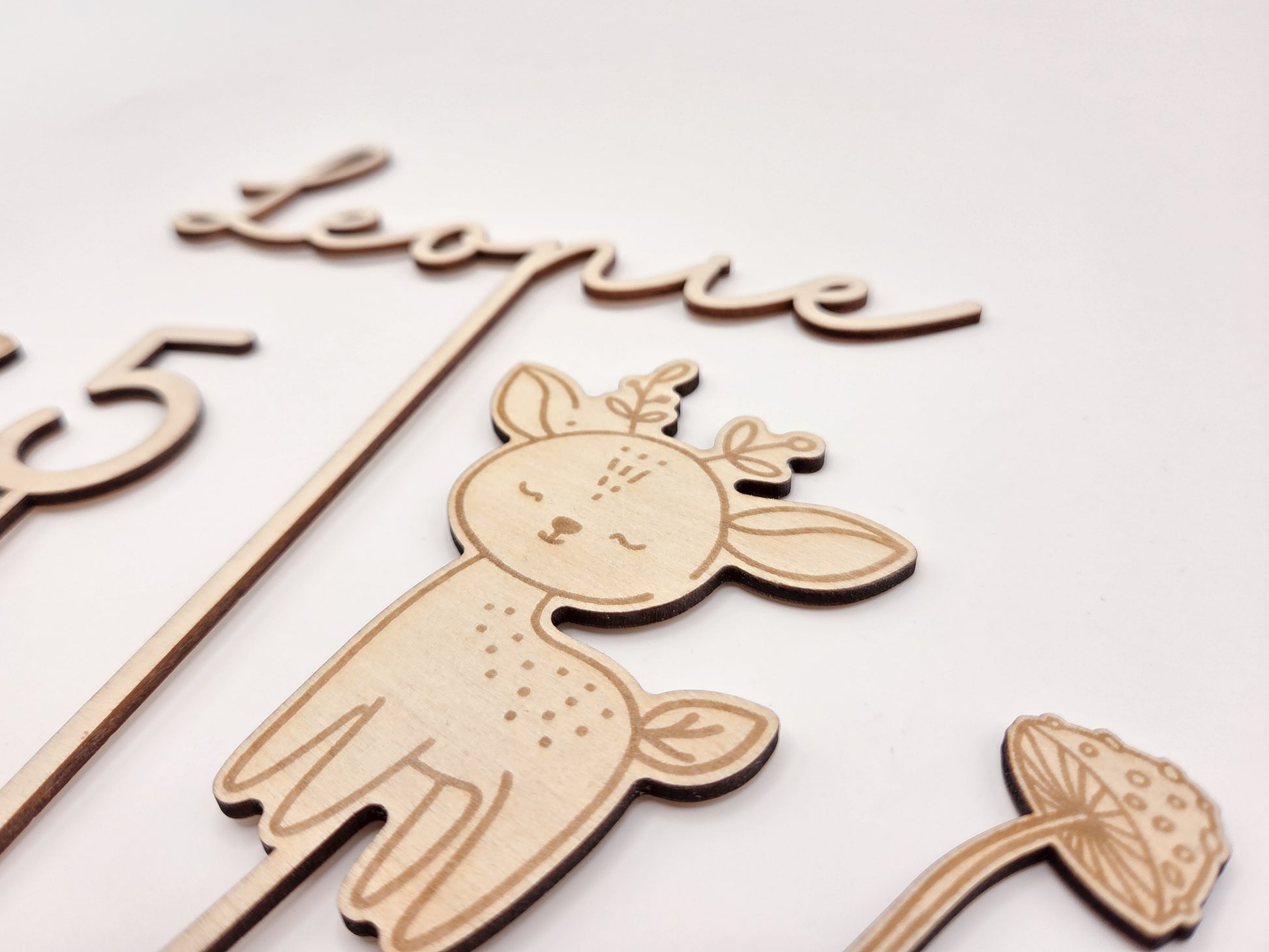 Personalisierter Cake Topper aus Holz mit Name Leonie und Zahl 5 im Waldtiere Design für Kindergeburtstag. Hochwertiger Holz Tortenstecker mit Reh Motiv, graviert und gelasert, perfekte Tortendeko für Naked Cake, Boho Geburtstag, Natur Kinderparty und Scandi Geburtstagsdeko. Nachhaltige Cake Topper personalisiert mit Name und Alter, Waldtier Party Dekoration für Mädchen und Jungen, individuelle Holz Geburtstagsdeko für 1. 2. 3. 4. 5. Geburtstag handgefertigt von Leo&Lu.