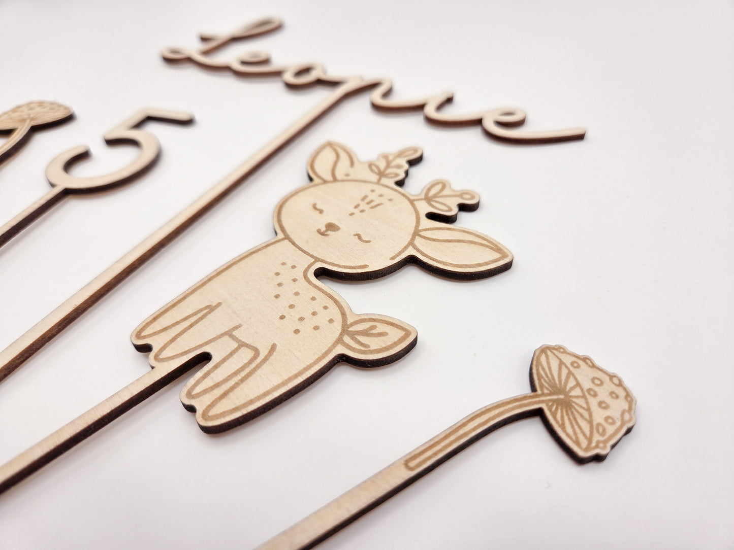 Personalisierter Cake Topper aus Holz mit Name Leonie und Zahl 5 im Waldtiere Design für Kindergeburtstag. Hochwertiger Holz Tortenstecker mit Reh Motiv, graviert und gelasert, perfekte Tortendeko für Naked Cake, Boho Geburtstag, Natur Kinderparty und Scandi Geburtstagsdeko. Nachhaltige Cake Topper personalisiert mit Name und Alter, Waldtier Party Dekoration für Mädchen und Jungen, individuelle Holz Geburtstagsdeko für 1. 2. 3. 4. 5. Geburtstag handgefertigt von Leo&Lu.