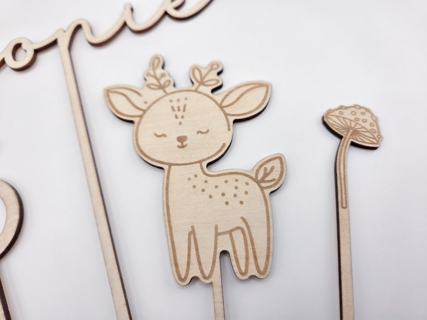 Personalisierter Cake Topper aus Holz mit Name Leonie und Zahl 5 im Waldtiere Design für Kindergeburtstag. Hochwertiger Holz Tortenstecker mit Reh Motiv, graviert und gelasert, perfekte Tortendeko für Naked Cake, Boho Geburtstag, Natur Kinderparty und Scandi Geburtstagsdeko. Nachhaltige Cake Topper personalisiert mit Name und Alter, Waldtier Party Dekoration für Mädchen und Jungen, individuelle Holz Geburtstagsdeko für 1. 2. 3. 4. 5. Geburtstag handgefertigt von Leo&Lu.