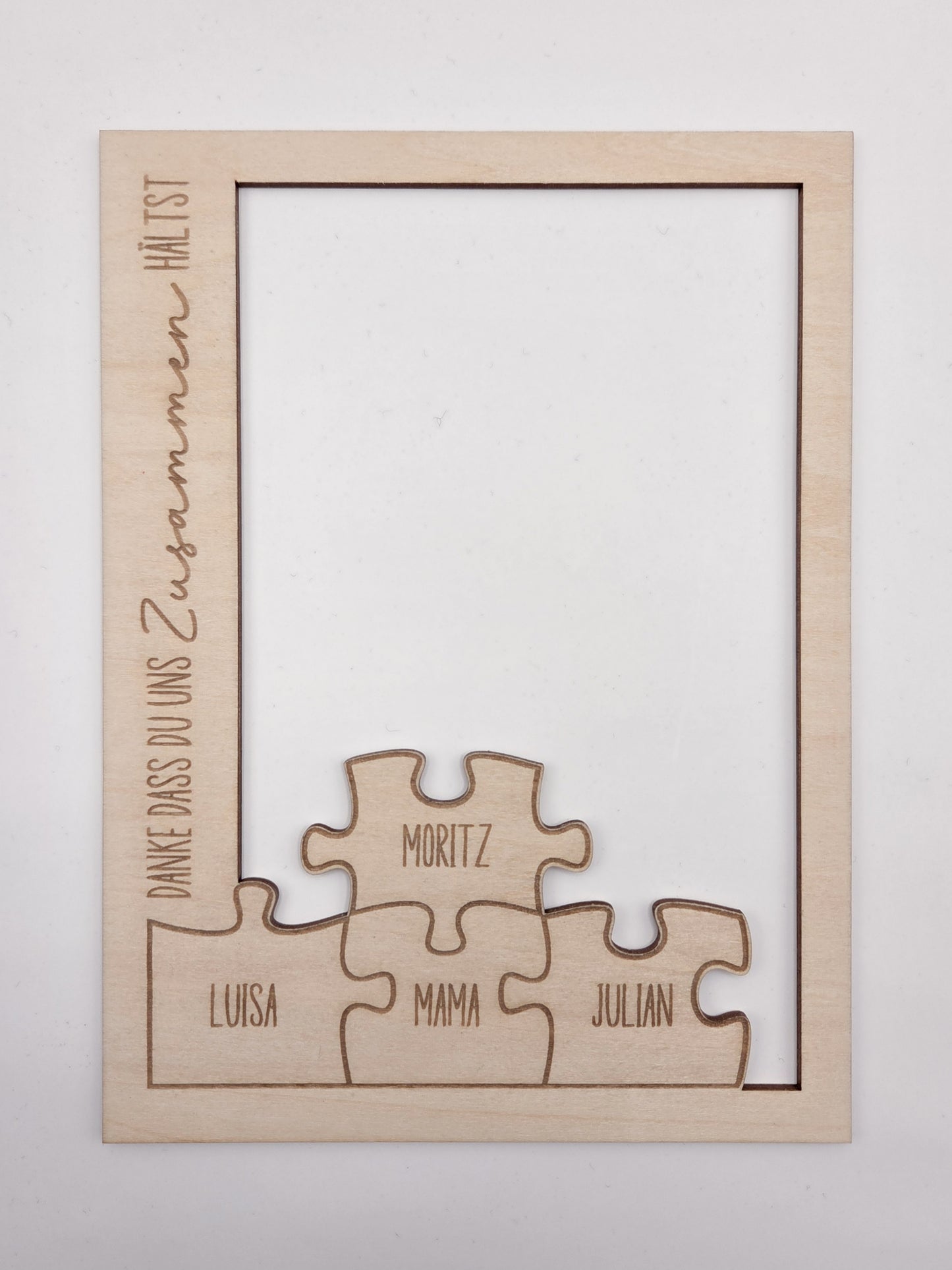 Personalisierter Bilderrahmen aus Holz mit Passepartout im skandinavischen Stil, emotionales Mama Geschenk mit Familienfoto, gravierter Schriftzug „Danke dass du uns zusammen hältst“, Puzzle Design mit Namen Luisa, Moritz, Mama, Julian, individuelles Muttertagsgeschenk, Fotogeschenk Familie, personalisiertes Geschenk Mama, Holzrahmen modern, Familienrahmen mit Namen, Geschenk für Mutter, Bilderrahmen personalisiert, liebevolles Erinnerungsstück für Zuhause, Geschenkidee Mama Geburtstag Weihnachten