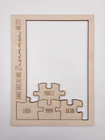 Personalisierter Bilderrahmen aus Holz mit Passepartout im skandinavischen Stil, emotionales Mama Geschenk mit Familienfoto, gravierter Schriftzug „Danke dass du uns zusammen hältst“, Puzzle Design mit Namen Luisa, Moritz, Mama, Julian, individuelles Muttertagsgeschenk, Fotogeschenk Familie, personalisiertes Geschenk Mama, Holzrahmen modern, Familienrahmen mit Namen, Geschenk für Mutter, Bilderrahmen personalisiert, liebevolles Erinnerungsstück für Zuhause, Geschenkidee Mama Geburtstag Weihnachten