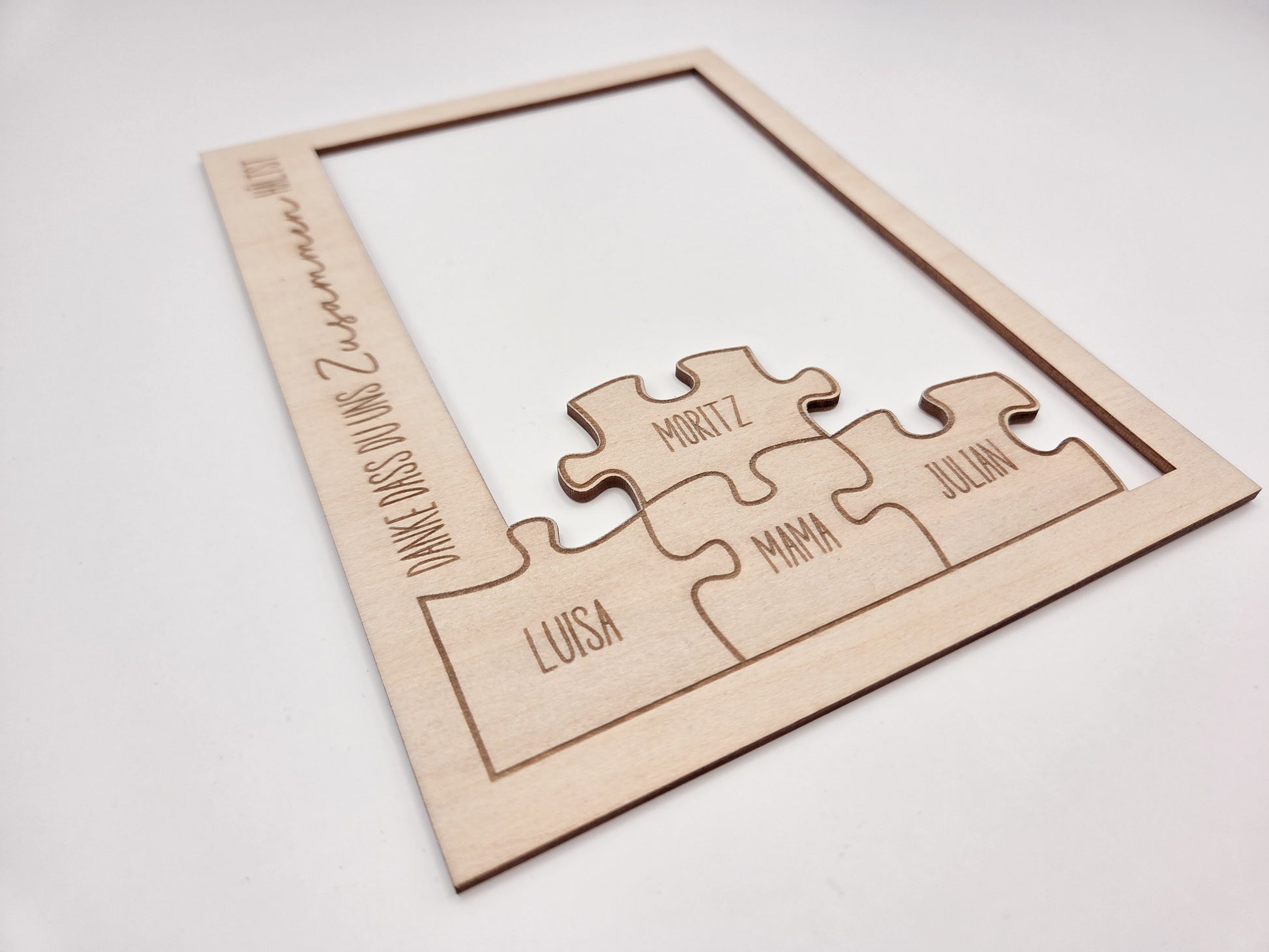 Personalisierter Bilderrahmen aus Holz mit Passepartout im skandinavischen Stil, emotionales Mama Geschenk mit Familienfoto, gravierter Schriftzug „Danke dass du uns zusammen hältst“, Puzzle Design mit Namen Luisa, Moritz, Mama, Julian, individuelles Muttertagsgeschenk, Fotogeschenk Familie, personalisiertes Geschenk Mama, Holzrahmen modern, Familienrahmen mit Namen, Geschenk für Mutter, Bilderrahmen personalisiert, liebevolles Erinnerungsstück für Zuhause, Geschenkidee Mama Geburtstag Weihnachten